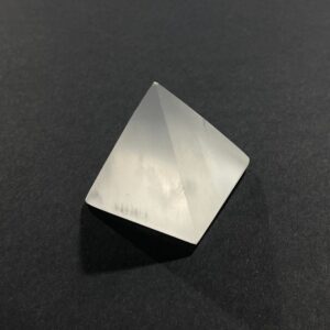 piramide in selenite