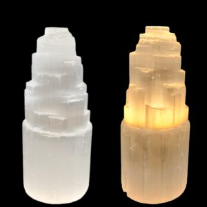 Lampada di selenite cm 20 con cablaggio e lampadina inclusa Benvenuti nella nostra sezione dedicata ai rivenditori e negozianti. Presentiamo con orgoglio la nostra Lampada di selenite cm 20 con cablaggio e lampadina inclusa, un articolo perfetto per chi desidera offrire ai propri clienti un prodotto di alta qualità e dalle potenti proprietà energetiche. Questa lampada di selenite è ideale per creare un'atmosfera rilassante e armoniosa in qualsiasi ambiente. La selenite è nota per le sue capacità di pulizia energetica e di promuovere la pace interiore, rendendo questa lampada un elemento essenziale per chi pratica meditazione e terapie energetiche. Caratteristiche principali: Materiale: Selenite naturale di alta qualità Dimensioni: 20 cm di altezza Accessori inclusi: Cablaggio e lampadina Utilizzo: Perfetta per creare un'illuminazione rilassante e purificare l'ambiente Perché scegliere la nostra Lampada di selenite: Siamo importatori diretti dal Marocco, garantendo la massima qualità e autenticità dei nostri prodotti. Offriamo vendita all'ingrosso con condizioni vantaggiose per rivenditori e negozianti. Assicuriamo prezzi competitivi senza compromessi sulla qualità. La lampada di selenite